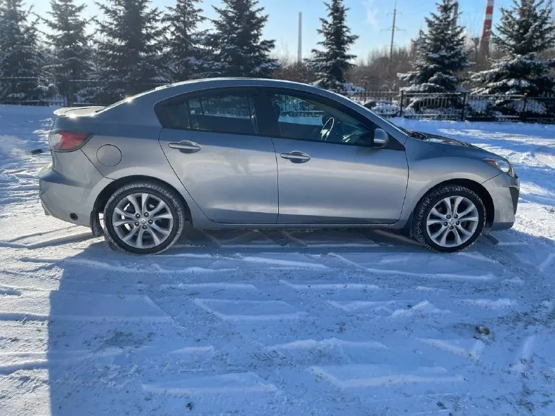 Продаю свою mazda 3 (седан), 2009 г. мощный 2.5 литра + гбо. готов к дороге! семейный автомобиль в отличном техническом состоянии. продаю в связи с переходом на кроссовер. основное: · двигатель и кпп: 2.5 л. (170 л. с.) + акпп. работает идеально, разгон динамичный, а благодаря газу, ездить очень экономично (в среднем 12л/100км на газу в городе). двигатель не троит, не перегревается, масло не подъедает. · пробег: 292 000 км. реальный, подтверждён чеками и записями по обслуживанию. · кузов: цвет "титановый серый". состояние хорошее для возраста. · салон: тканевый, чистый. музыка штатная, работает без нареканий. кондиционер холодит отлично. осмотр в городе макеевка в любой день. с радостью покажу машину, отвечу на все вопросы. приезжайте, всё расскажу и покажу лично. цена: 980 000 рублей (торг уместен при осмотре). тел. : +79493846283 - фотография - 6