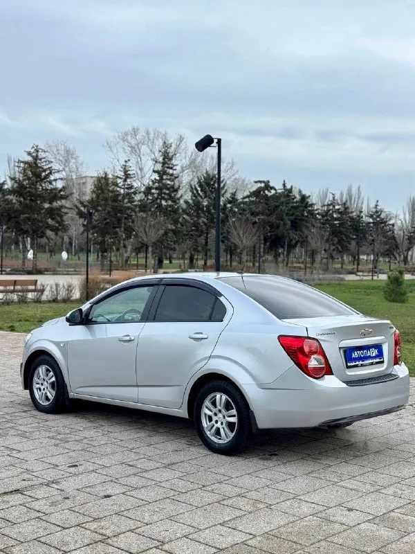 🚘 chevrolet aveo t300 💰цена: 610 000р 🏢город: мариуполь 📅год выпуска: 2013 ⚙️двигатель: 1.6 ⛽топливо: бензин ⚙️кпп: механика 📞телефон: +7-989-263-55-56 +7-949-551-91-52 +7-949-727-41-51 💾 описание: элегантный седан зарекомендовал себя на российском рынке как универсальный, практичный и надежный автомобиль для тех, кому важны экономичность, надёжность и комфорт. - фотография - 6