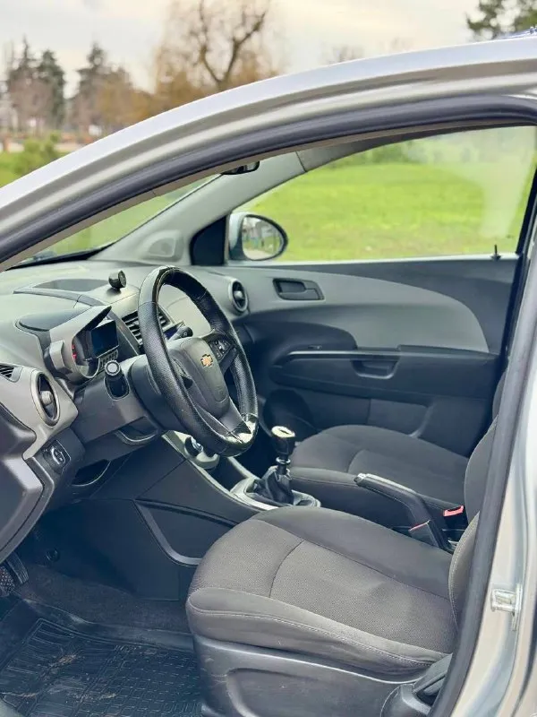 🚘 chevrolet aveo t300 💰цена: 610 000р 🏢город: мариуполь 📅год выпуска: 2013 ⚙️двигатель: 1.6 ⛽топливо: бензин ⚙️кпп: механика 📞телефон: +7-989-263-55-56 +7-949-551-91-52 +7-949-727-41-51 💾 описание: элегантный седан зарекомендовал себя на российском рынке как универсальный, практичный и надежный автомобиль для тех, кому важны экономичность, надёжность и комфорт. - фотография - 9