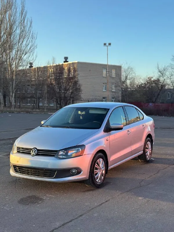 Продам volkswagen polo год выпуска-2011 объём двигателя-1.6( отличный, надежный мотор) коробка передач: 5-ти ступенчатая механика пробег 208.000 тыс (оригинал) машина в хорошем техническом состоянии автомобиль весь в родном окрасе❗️ оцинкованный кузов! 1300 км назад менял масло в двигателе комплектация: -кондиционер ( заправлен) -4 стеклоподъемника -подогрев сидений и т. д 2 ключа, 2 сигнализация сделана шумоизоляция арок и багажника) за весь срок эксплуатации был 1 собственник❗️ птс оригинал ❗️ автотека зеленая, скину по запросу ! без дтп не такси, не каршеринг переоформление без проблем, залогов, запретов нет. могу поехать с вами в мрэо. цена -700.000 тыс ( торг ) дополнительные вопросы по телефону : +79495219479 - фотография - 5