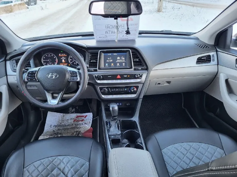 Продам hyundai соната,2017 года, двигатель 2.4 бензин обычный атмосферник, пробег 75000 миль, 4 электростеклоподъемника, мультируль, кнопка старт-стоп, подогрев сидений, кожаный салон, подогрев зеркал, подогрев лобового стекла. хороший чистый и ухоженный салон. автомобиль пригонялся из америки, автомобиль обслужен. документы в полном порядке. цена 1.650000₽. осмотр в г. алчевск. кого заинтересовал - остальная информация по телефону +79591809356 телеграмм, вотсап 📞 звоните: +7(959)1809356 - фотография - 3