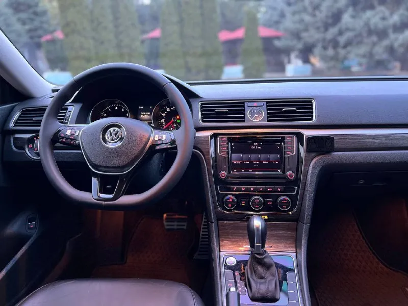 Volkswagen passat nms sel premium год выпуска 2016 учет постоянный рф пробег :120000 тыс. км в самой полной комплектации! бесключевой доступ, старт стоп, помощь парковки, удержание полосы, слепые зоны, автозапуск, люк, подогрев передних и задних сидений, музыка fender и тд все расходники заменены включая масло в коробке и моторе, поменяна цепь, колодки и тд машина без вложений сел поехал 1 800 000 +79498001102 📲 tg:. … 📞 звоните: +7(949)8001102 - фотография - 5