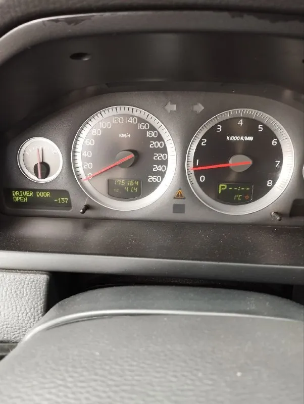 Volvo xc90, 2007 года выпуска, автомат, бензин, полный привод. пробег - 190 тыс. км. объём двигателя - 2,5. не бита, не крашена, гаражное хранение. электропакет, эл. стеклоподъемники, кондиционер, бортовой компьютер, мультируль, парктроник, климат контроль, подогрев зеркал, тонирование стёкол, датчик света, подогрев сидений, круиз контроль, кожаный салон, память сидений, эл. регулировка сидений, усилитель руля, акустика, магнитола, сабвуфер, abdе и absе, espе, ксенон, дневные ходовые огни, центральный замок, сигнализация, подушка безопасности (airbag), иммобилайзер. продаю автомобиль в отличном состоянии. машина полностью обслужена и готова к эксплуатации. вложены значительные средства: заменены втулка углового редуктора, сам редуктор, сальники, шрус кардана, насос муфты haldex с оригинальным фильтром, новый радиатор охлаждения и задние пружины. все работы подтверждены заказ-нарядами, использовано оригинальное масло. за последние полгода инвестировано более 300 000 📞 звоните: +7(949)3779738 - фотография - 9