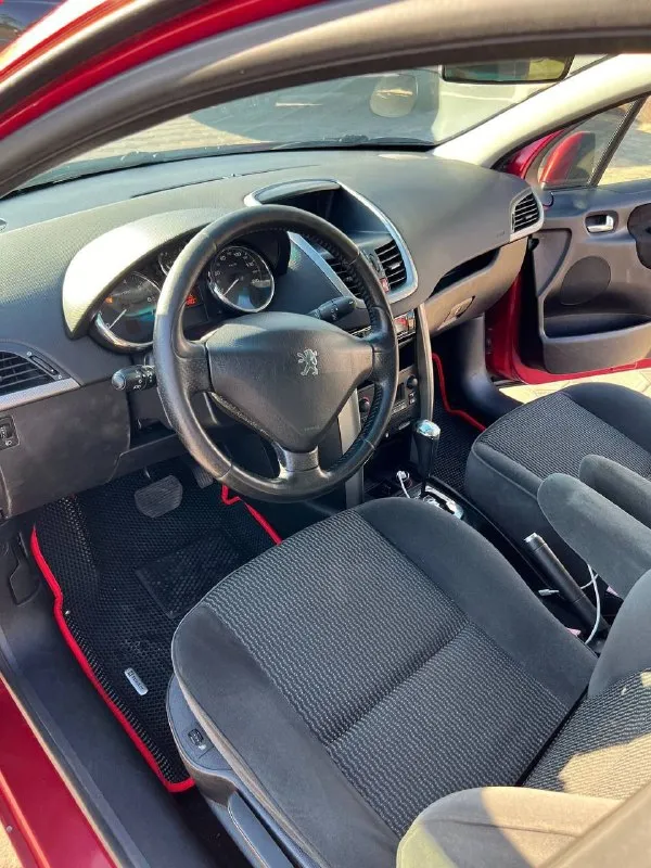 Продам peugeot 207 год выпуска 2007, объём двигателя 1.6 не дымит не троит, пробег 188000 тыс. коробка автомат не пинается,4 стеклоподъёмника, электро регулировка зеркал, климат контроль, салон в хорошем состоянии. два комплекта резины. отличный вариант для начинающего водителя. цена 400. +79493517425 📞 звоните: +7(949)3517425 - фотография - 4