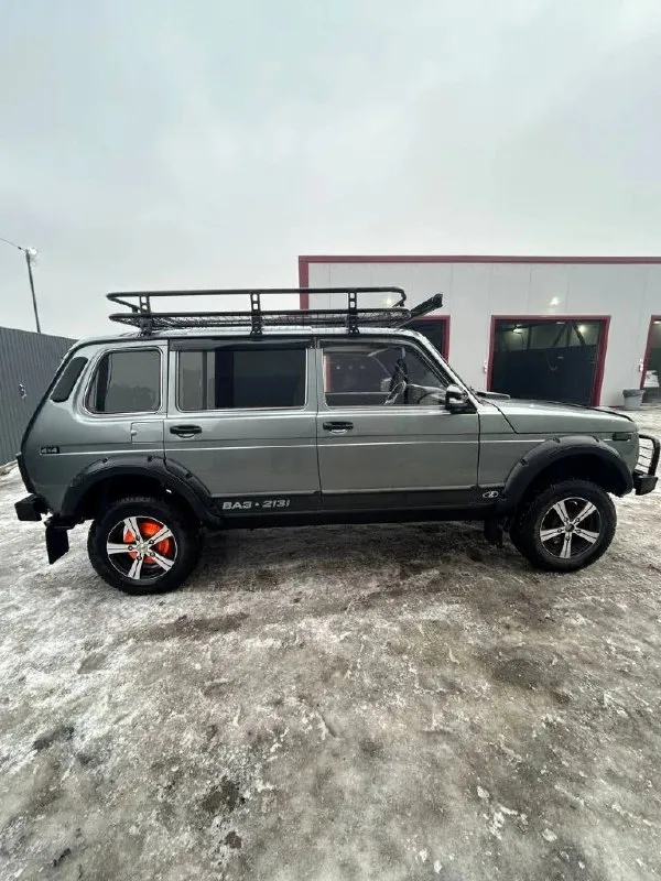 Продам niva 2131 4x4, 2011 год, пробег 65 т. км! автомобиль в очень хорошем состоянии, без вложений! пробег оригинальный, автотека зелёная, там все видно. - гур, новая приборка с бортовым компьютером, свежие r15 диски и новая зимняя резина. - усиленные бампера, зеркала гранта, багажник на крышу, дополнительный свет в виде люстры и фонаря заднего хода на крыше. - свежая оптика в круг, освежался салон, новая торпеда и пластик в багажнике, подсветка в ноги всех 4 сидений, средняя музыка и ещё много чего. в машину вложено очень много средств и времени! цена 610 000₽ торг по факту при встрече. машина в городе торез, все вопросы +79493904336 📞 звоните: +7(949)3904336 - фотография - 6