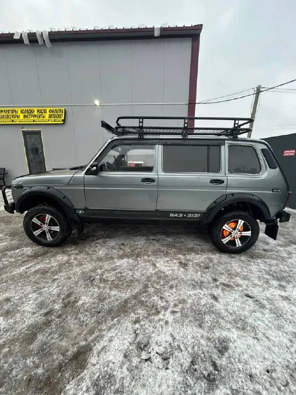 Продам niva 2131 4x4, 2011 год, пробег 65 т. км! автомобиль в очень хорошем состоянии, без вложений! пробег оригинальный, автотека зелёная, там все видно. - гур, новая приборка с бортовым компьютером, свежие r15 диски и новая зимняя резина. - усиленные бампера, зеркала гранта, багажник на крышу, дополнительный свет в виде люстры и фонаря заднего хода на крыше. - свежая оптика в круг, освежался салон, новая торпеда и пластик в багажнике, подсветка в ноги всех 4 сидений, средняя музыка и ещё много чего. в машину вложено очень много средств и времени! цена 610 000₽ торг по факту при встрече. машина в городе торез, все вопросы +79493904336 📞 звоните: +7(949)3904336 - фотография - 8
