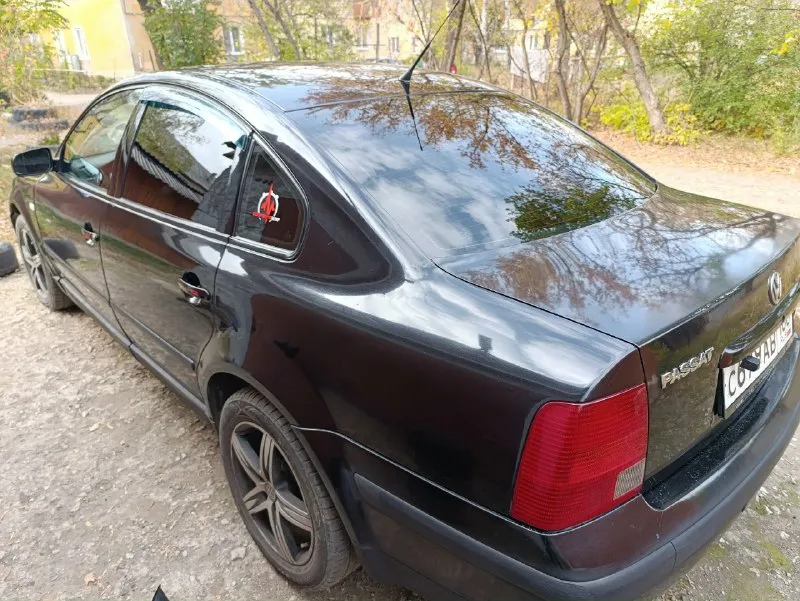 Продам volkswagen пассат б5.1998г. в. состояние хорошее. салон ухоженный. гур, климат контроль, сигнализация с доводчиками, эл. зеркала, авs, epc, ходовка в норме, двигатель 1.8 adr без турбины 125л/с. кпп без нареканий. кузов оцинкованный! учёт рф переоформление без проблем. цена 370т. рублей. торг приветствуется. осмотр макеевка. +79493237905 📞 звоните: +7(949)3237905 - фотография - 2