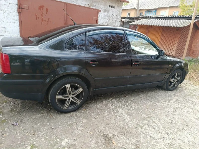 Продам volkswagen пассат б5.1998г. в. состояние хорошее. салон ухоженный. гур, климат контроль, сигнализация с доводчиками, эл. зеркала, авs, epc, ходовка в норме, двигатель 1.8 adr без турбины 125л/с. кпп без нареканий. кузов оцинкованный! учёт рф переоформление без проблем. цена 370т. рублей. торг приветствуется. осмотр макеевка. +79493237905 📞 звоните: +7(949)3237905 - фотография - 3