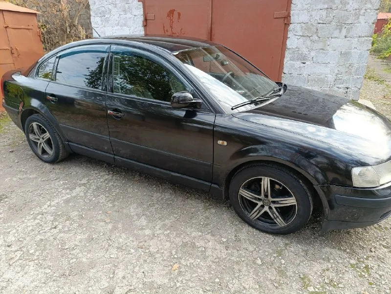 Продам volkswagen пассат б5.1998г. в. состояние хорошее. салон ухоженный. гур, климат контроль, сигнализация с доводчиками, эл. зеркала, авs, epc, ходовка в норме, двигатель 1.8 adr без турбины 125л/с. кпп без нареканий. кузов оцинкованный! учёт рф переоформление без проблем. цена 370т. рублей. торг приветствуется. осмотр макеевка. +79493237905 📞 звоните: +7(949)3237905 - фотография - 4