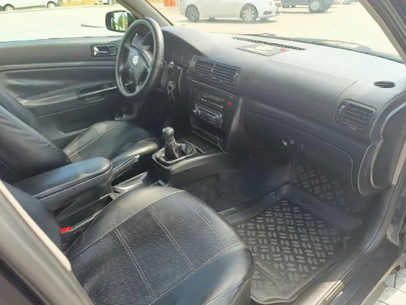 Продам volkswagen пассат б5.1998г. в. состояние хорошее. салон ухоженный. гур, климат контроль, сигнализация с доводчиками, эл. зеркала, авs, epc, ходовка в норме, двигатель 1.8 adr без турбины 125л/с. кпп без нареканий. кузов оцинкованный! учёт рф переоформление без проблем. цена 370т. рублей. торг приветствуется. осмотр макеевка. +79493237905 📞 звоните: +7(949)3237905 - фотография - 6