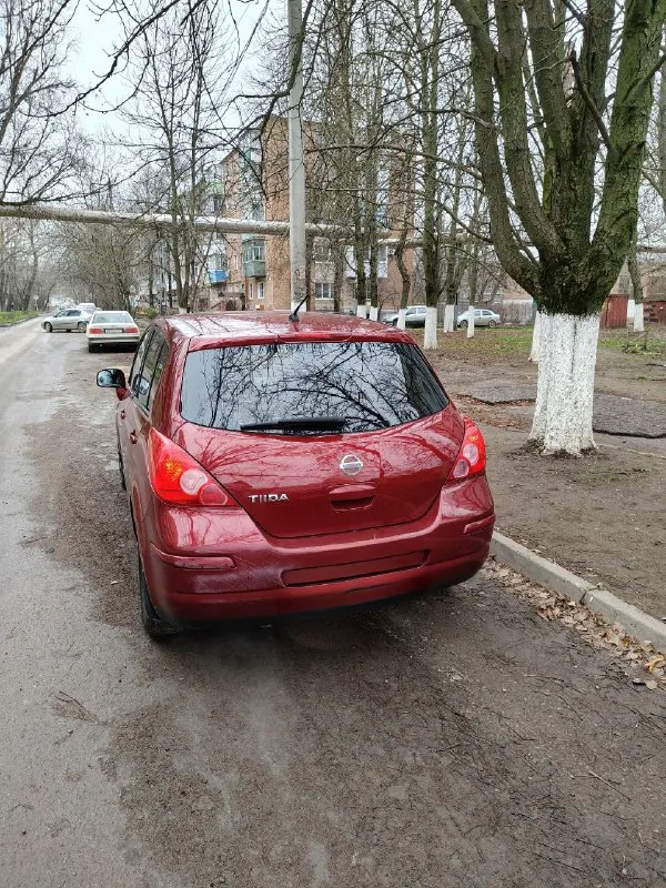 Nissan tiida, 2008 года. коробка автомат, пробег 237000, состояние отличное. есть небольшие потёртости, без ржавчины. комплектация: кондиционер, подогрев передних сидений, электростеклоподъёмники, камера заднего вида, мультируль, сигнализация с обратной связью, автозапуск. цена 550000 +79885873100 - фотография - 2