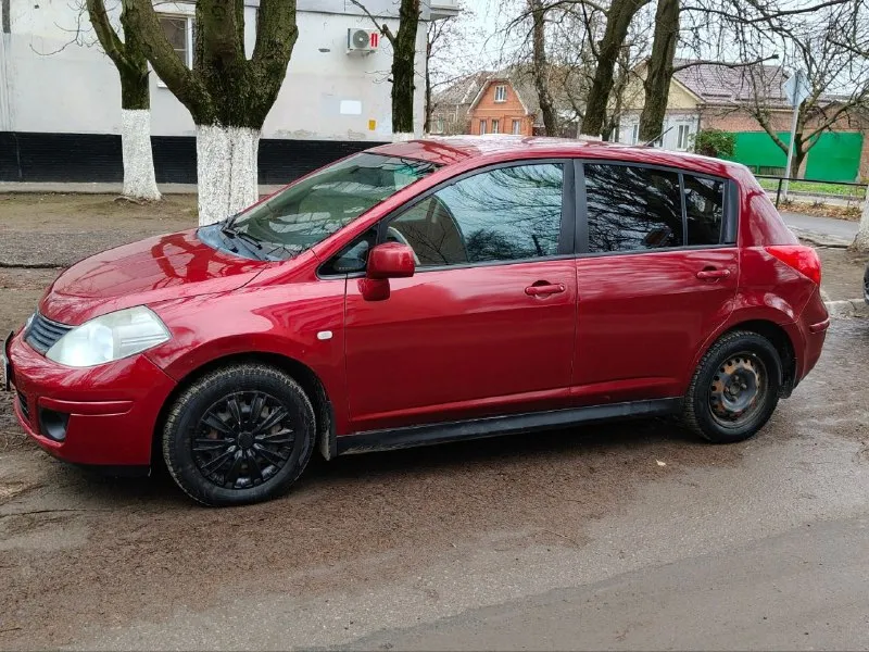 Nissan tiida, 2008 года. коробка автомат, пробег 237000, состояние отличное. есть небольшие потёртости, без ржавчины. комплектация: кондиционер, подогрев передних сидений, электростеклоподъёмники, камера заднего вида, мультируль, сигнализация с обратной связью, автозапуск. цена 550000 +79885873100 - фотография - 3