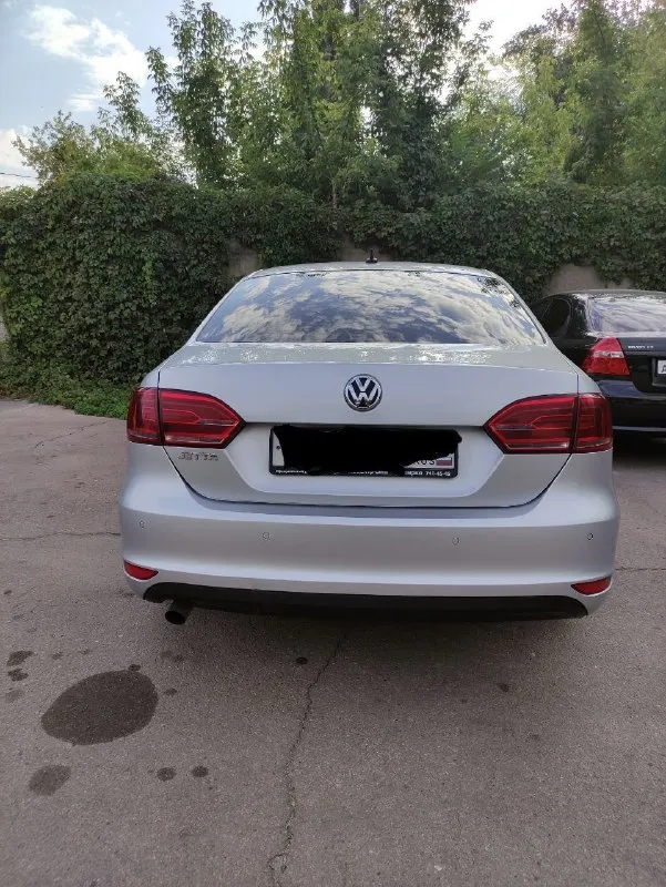 Продается автомобиль volkswagen jetta шестого поколения ✨ 📌 год выпуска: 2014 📌 двигатель: 1,6(105л/с) 📌 коробка передач: aisin at 6 📌 пробег: реальный 223тысяч километров. 🛠️ без дтп автотека чистая ❗️ авто в хорошем техническом и внешнем состоянии, вложений не требует сел и поехал 1 владелец, комплектация, stylе+eberspasher(предпусковой подогреватель двс), 2 комплекта колёс на литых дисках. ц 1.200 000. +79494501181 - фотография - 2