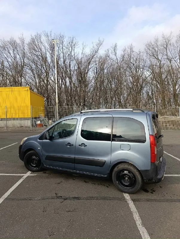Продам citroen berlingo 1.6 мт 2012 г. 288000 км зелёная автотека 2 хозяина и ни одного дтп автомобиль полностью исправен. мотор обслужен целиком и полностью, цепь была заменена 7т назад. 3т назад была ревизия системы охлаждения, из за ублюдской конструкции пришлось половину моторного отсека разобрать, зато теперь туда ещё не скоро придется залезть так как все менял на оригинальные запчасти (гитара/помпа/корпус термостата с датчиками идеал). 11т менялось масло в кпп. ходовая в отличном состоянии. кузов в отличном состоянии, стаканы идеал, пороги тоже. все номера отлично читаются. чеки, ремонты и записа о замене чего либо остались, если вам это интересно. есть конечно к чему руку приложить, но ничего критичного. состояние сел и поехал хоть куда угодно. г. макеевка сергей +79495613551 цена 600000₽ 📞 звоните: +7(949)5613551 - фотография - 2