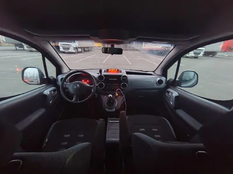 Продам citroen berlingo 1.6 мт 2012 г. 288000 км зелёная автотека 2 хозяина и ни одного дтп автомобиль полностью исправен. мотор обслужен целиком и полностью, цепь была заменена 7т назад. 3т назад была ревизия системы охлаждения, из за ублюдской конструкции пришлось половину моторного отсека разобрать, зато теперь туда ещё не скоро придется залезть так как все менял на оригинальные запчасти (гитара/помпа/корпус термостата с датчиками идеал). 11т менялось масло в кпп. ходовая в отличном состоянии. кузов в отличном состоянии, стаканы идеал, пороги тоже. все номера отлично читаются. чеки, ремонты и записа о замене чего либо остались, если вам это интересно. есть конечно к чему руку приложить, но ничего критичного. состояние сел и поехал хоть куда угодно. г. макеевка сергей +79495613551 цена 600000₽ 📞 звоните: +7(949)5613551 - фотография - 3