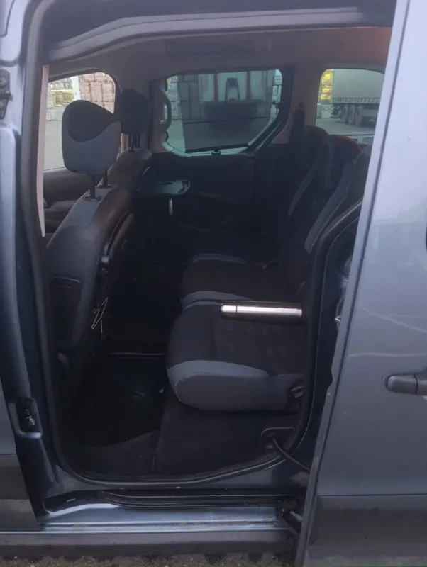 Продам citroen berlingo 1.6 мт 2012 г. 288000 км зелёная автотека 2 хозяина и ни одного дтп автомобиль полностью исправен. мотор обслужен целиком и полностью, цепь была заменена 7т назад. 3т назад была ревизия системы охлаждения, из за ублюдской конструкции пришлось половину моторного отсека разобрать, зато теперь туда ещё не скоро придется залезть так как все менял на оригинальные запчасти (гитара/помпа/корпус термостата с датчиками идеал). 11т менялось масло в кпп. ходовая в отличном состоянии. кузов в отличном состоянии, стаканы идеал, пороги тоже. все номера отлично читаются. чеки, ремонты и записа о замене чего либо остались, если вам это интересно. есть конечно к чему руку приложить, но ничего критичного. состояние сел и поехал хоть куда угодно. г. макеевка сергей +79495613551 цена 600000₽ 📞 звоните: +7(949)5613551 - фотография - 5