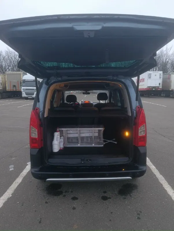 Продам citroen berlingo 1.6 мт 2012 г. 288000 км зелёная автотека 2 хозяина и ни одного дтп автомобиль полностью исправен. мотор обслужен целиком и полностью, цепь была заменена 7т назад. 3т назад была ревизия системы охлаждения, из за ублюдской конструкции пришлось половину моторного отсека разобрать, зато теперь туда ещё не скоро придется залезть так как все менял на оригинальные запчасти (гитара/помпа/корпус термостата с датчиками идеал). 11т менялось масло в кпп. ходовая в отличном состоянии. кузов в отличном состоянии, стаканы идеал, пороги тоже. все номера отлично читаются. чеки, ремонты и записа о замене чего либо остались, если вам это интересно. есть конечно к чему руку приложить, но ничего критичного. состояние сел и поехал хоть куда угодно. г. макеевка сергей +79495613551 цена 600000₽ 📞 звоните: +7(949)5613551 - фотография - 6