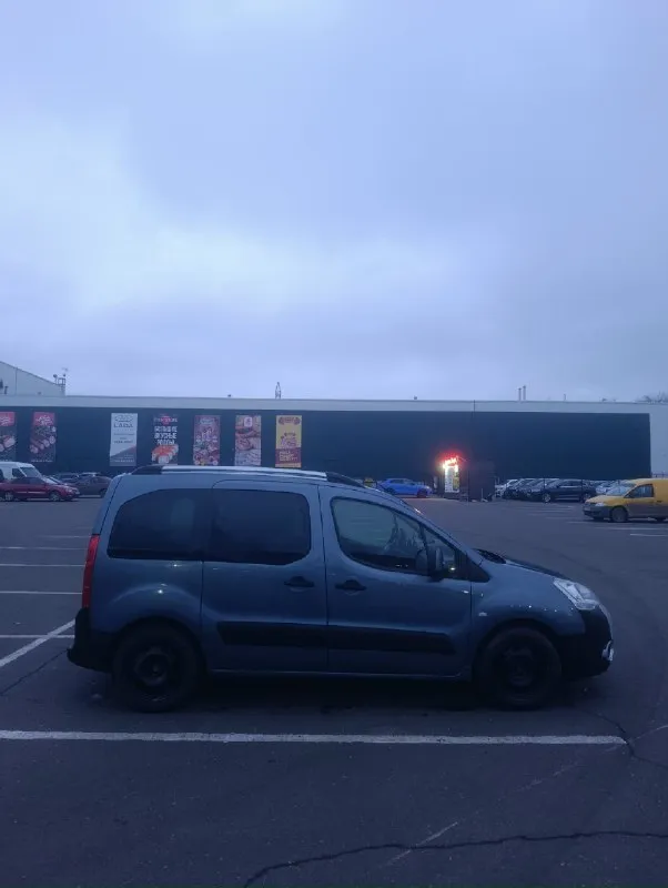 Продам citroen berlingo 1.6 мт 2012 г. 288000 км зелёная автотека 2 хозяина и ни одного дтп автомобиль полностью исправен. мотор обслужен целиком и полностью, цепь была заменена 7т назад. 3т назад была ревизия системы охлаждения, из за ублюдской конструкции пришлось половину моторного отсека разобрать, зато теперь туда ещё не скоро придется залезть так как все менял на оригинальные запчасти (гитара/помпа/корпус термостата с датчиками идеал). 11т менялось масло в кпп. ходовая в отличном состоянии. кузов в отличном состоянии, стаканы идеал, пороги тоже. все номера отлично читаются. чеки, ремонты и записа о замене чего либо остались, если вам это интересно. есть конечно к чему руку приложить, но ничего критичного. состояние сел и поехал хоть куда угодно. г. макеевка сергей +79495613551 цена 600000₽ 📞 звоните: +7(949)5613551 - фотография - 7