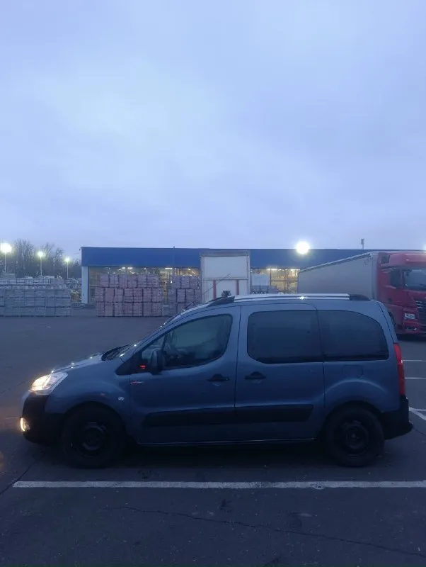 Продам citroen berlingo 1.6 мт 2012 г. 288000 км зелёная автотека 2 хозяина и ни одного дтп автомобиль полностью исправен. мотор обслужен целиком и полностью, цепь была заменена 7т назад. 3т назад была ревизия системы охлаждения, из за ублюдской конструкции пришлось половину моторного отсека разобрать, зато теперь туда ещё не скоро придется залезть так как все менял на оригинальные запчасти (гитара/помпа/корпус термостата с датчиками идеал). 11т менялось масло в кпп. ходовая в отличном состоянии. кузов в отличном состоянии, стаканы идеал, пороги тоже. все номера отлично читаются. чеки, ремонты и записа о замене чего либо остались, если вам это интересно. есть конечно к чему руку приложить, но ничего критичного. состояние сел и поехал хоть куда угодно. г. макеевка сергей +79495613551 цена 600000₽ 📞 звоните: +7(949)5613551 - фотография - 8