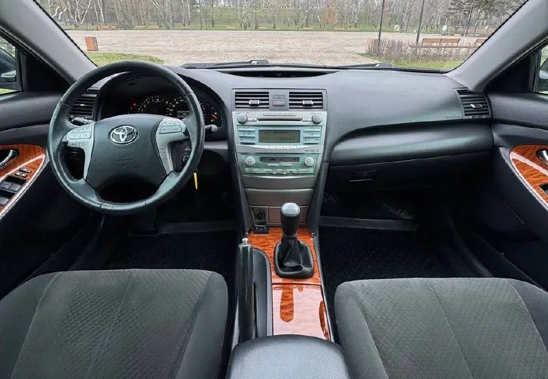 🇯🇵 toyota camry v40 💰цена: 1 000 000р 🏢город: мариуполь 📅год выпуска: 2008 🧾пробег: 269 290 км. ⚙️двигатель: 2.4 ⛽топливо: бензин ⚙️кпп: механика 📞 телефон: +7-949-727-41-51 +7-949-551-91-52 +7-989-263-55-56 💾 описание: ✅ camry 40 - машина, которая не нуждается в описании. автомат калашникова среди автомобилей. сборка япония. кузов в прекрасном состоянии - ровный, без дефектов, весь в родной краске 100%. ✅ двигатель 2.4 в народе именуемый "миллионник" в паре с классической механикой, очень надёжный и не прихотливый. настоящий пробег. ✅ отличная комплектация: двух зонный климат-контроль ❄️, кожаный мульти-руль, парктроник перед/зад, подогрев сидений, отличная зимняя резина nexen. улица шевченко 269 - фотография - 8