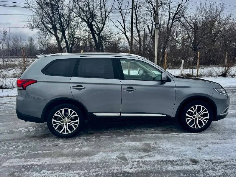 Продам свой личный автомобиль ◽️ mitsubishi outlander◽️ год выпуска - 2016 пробег - 200 000км привод - полный. салон просторный, автомобиль 7 местный. владею более 2-х лет. описание: автомобиль недавно прошел крупное то с заменой всех масел, также была обслужена ходовая часть( сайлентблоки, диски/колодки на отличном ходу! делать ничего не нужно! мотор масло не расходует. коробка переключает идеально! ходовая/рулевая не стучит! новая зимняя резина, новый акб! автомобиль на мне, без штрафов, залогов и запретов! цена 1800000 ₽ торг до потери пульса) +79490730709 г. шахтерск 📞 звоните: +7(949)0730709 - фотография - 4