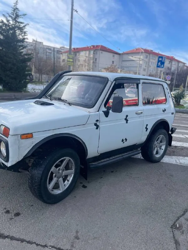 Нива 2003 год 1,7 мт 205,000 км пробег инжектор машина в идеальном состоянии как технически так и по кузову вид имеет. доехала 1,400 км из ессентуков на одном дыхании. стоит газ работают идеально хорошая зимняя резина короче кто хочет идеальную ниву тогда вам подойдет цена 300 000 руб машина в макеевки могу привезти куда нужно будет +7 (949) 638-01-13 - фотография - 2