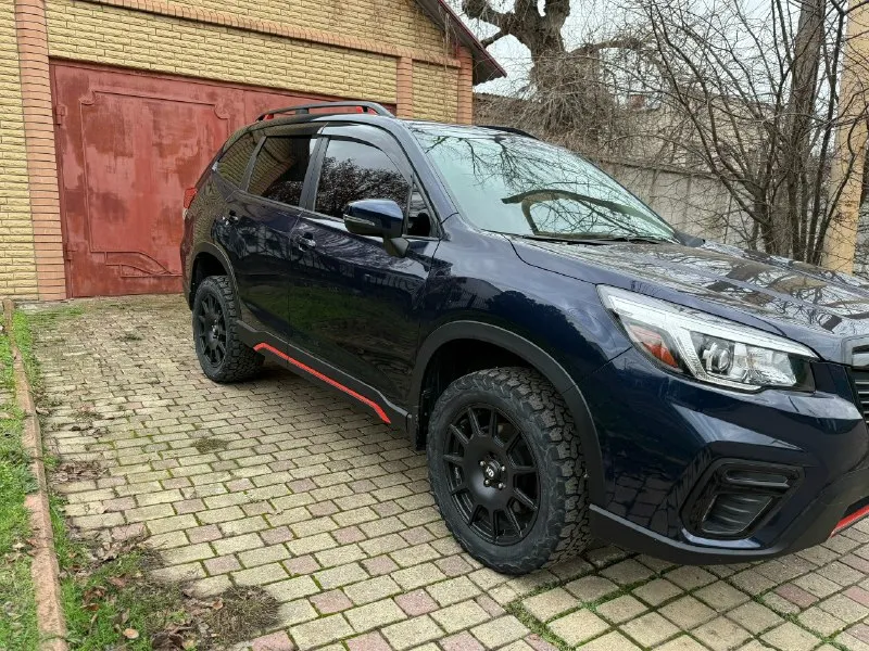 Продаю- subaru forester sport, год-2020,объём 2.5, пробег 90.000 км, один хозяин, полный привод, максимальная комплектация! единственная по такой максимальной комплектации в рф. колеса sparco, отличное состояние!!! адаптивный свет, система старт-стоп, бесключевой доступ, обогревы всех стекл, электроподогрев всех сидений и руля…… антиблокировочная система (abs) система распределения тормозного усилия (ebd) вспомогательная система торможения (bas) система курсовой устойчивости (esp) система помощи при спуске с горы (dac) система помощи при старте на подъеме (hac) переключатель режимов движения система предотвращения выезда из полосы движения (lka) круиз-контроль адаптивный круиз-контроль (accs) система управления дальним светом система адаптивного освещения дороги (afs) система мониторинга «слепых зон» система предотвращения столкновения с функцией автоматического торможения система контроля усталости водителя система контроля давления в шинах камера переднего обзора камер 📞 звоните: +7(949)3892313 - фотография - 3