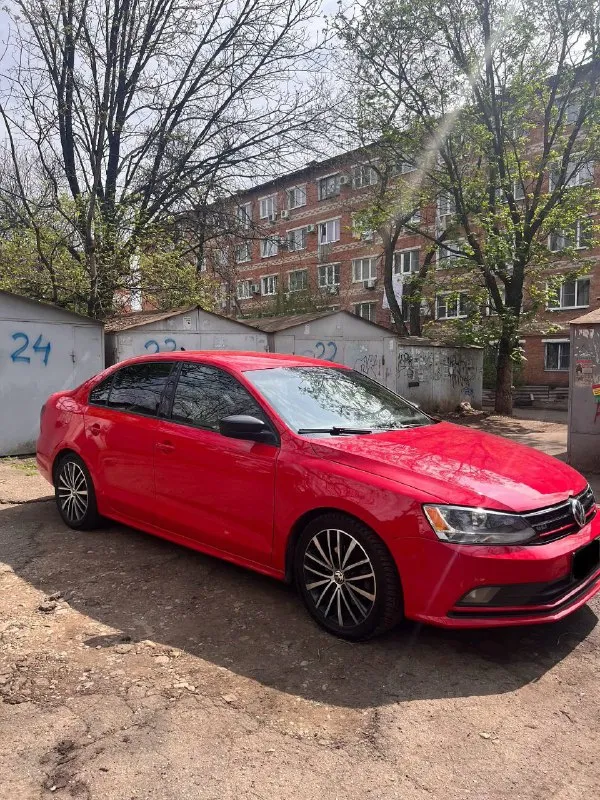 Продам volkswagen jetta рестайлинг 2016 г. в., двигатель 1.8 турбо 170 лс, автоматическая коробка передач aisin. пробег 180 тысяч оригинальный. авто после очень объёмного то, готов к любым проверкам. комплектация sport с комбинированными бежево-чёрными сиденьями, кожаным рулем, подогревом зеркал и заднего стекла, кнопка старт/стоп, фары led. очень насыщенный цвет, после полировки и керамики. красивые оригинальные диски. новая зимняя резина. авто уже на 180 учете.1330000 рублей. торг минимальный. +79493043638; +79495966461. телеграмм на обоих номерах. 📲 tg: v. 📞 звоните: +7(949)3043638 - фотография - 2