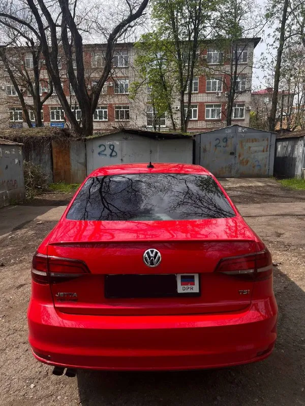 Продам volkswagen jetta рестайлинг 2016 г. в., двигатель 1.8 турбо 170 лс, автоматическая коробка передач aisin. пробег 180 тысяч оригинальный. авто после очень объёмного то, готов к любым проверкам. комплектация sport с комбинированными бежево-чёрными сиденьями, кожаным рулем, подогревом зеркал и заднего стекла, кнопка старт/стоп, фары led. очень насыщенный цвет, после полировки и керамики. красивые оригинальные диски. новая зимняя резина. авто уже на 180 учете.1330000 рублей. торг минимальный. +79493043638; +79495966461. телеграмм на обоих номерах. 📲 tg: v. 📞 звоните: +7(949)3043638 - фотография - 3