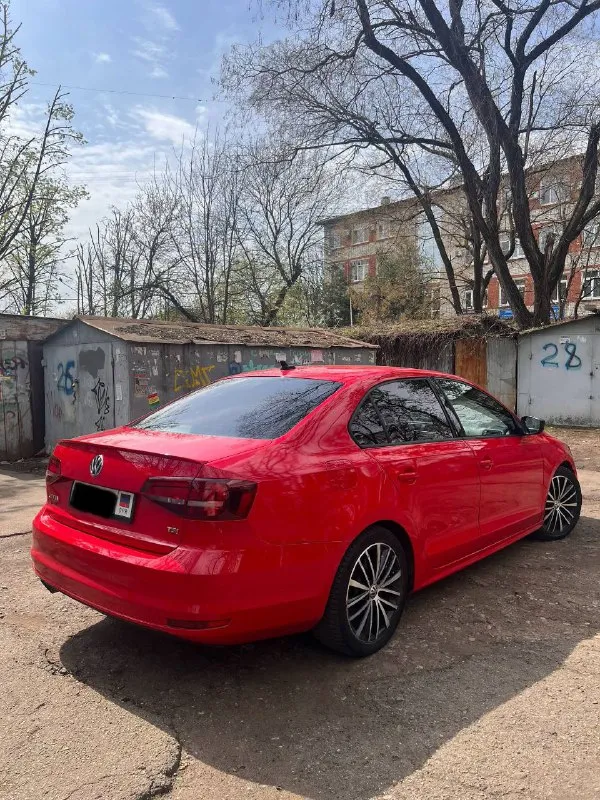 Продам volkswagen jetta рестайлинг 2016 г. в., двигатель 1.8 турбо 170 лс, автоматическая коробка передач aisin. пробег 180 тысяч оригинальный. авто после очень объёмного то, готов к любым проверкам. комплектация sport с комбинированными бежево-чёрными сиденьями, кожаным рулем, подогревом зеркал и заднего стекла, кнопка старт/стоп, фары led. очень насыщенный цвет, после полировки и керамики. красивые оригинальные диски. новая зимняя резина. авто уже на 180 учете.1330000 рублей. торг минимальный. +79493043638; +79495966461. телеграмм на обоих номерах. 📲 tg: v. 📞 звоните: +7(949)3043638 - фотография - 4