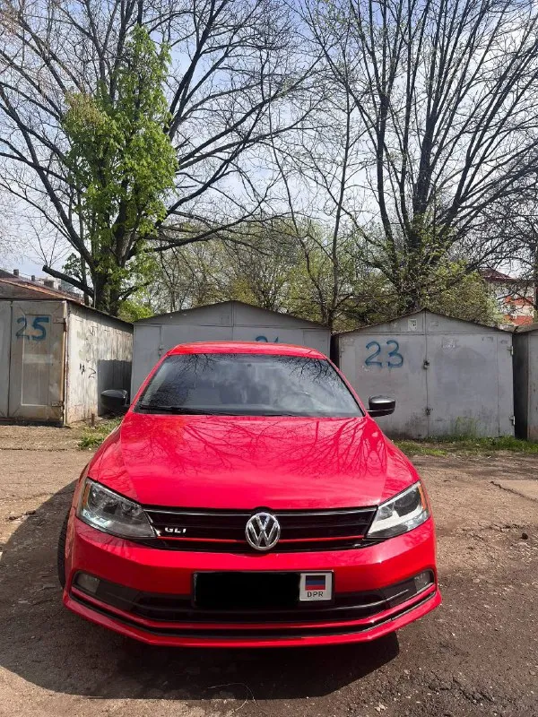 Продам volkswagen jetta рестайлинг 2016 г. в., двигатель 1.8 турбо 170 лс, автоматическая коробка передач aisin. пробег 180 тысяч оригинальный. авто после очень объёмного то, готов к любым проверкам. комплектация sport с комбинированными бежево-чёрными сиденьями, кожаным рулем, подогревом зеркал и заднего стекла, кнопка старт/стоп, фары led. очень насыщенный цвет, после полировки и керамики. красивые оригинальные диски. новая зимняя резина. авто уже на 180 учете.1330000 рублей. торг минимальный. +79493043638; +79495966461. телеграмм на обоих номерах. 📲 tg: v. 📞 звоните: +7(949)3043638 - фотография - 5