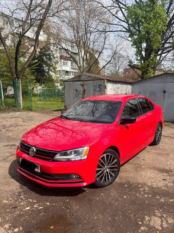 Продам volkswagen jetta рестайлинг 2016 г. в., двигатель 1.8 турбо 170 лс, автоматическая коробка передач aisin. пробег 180 тысяч оригинальный. авто после очень объёмного то, готов к любым проверкам. комплектация sport с комбинированными бежево-чёрными сиденьями, кожаным рулем, подогревом зеркал и заднего стекла, кнопка старт/стоп, фары led. очень насыщенный цвет, после полировки и керамики. красивые оригинальные диски. новая зимняя резина. авто уже на 180 учете.1330000 рублей. торг минимальный. +79493043638; +79495966461. телеграмм на обоих номерах. 📲 tg: v. 📞 звоните: +7(949)3043638 - фотография - 6