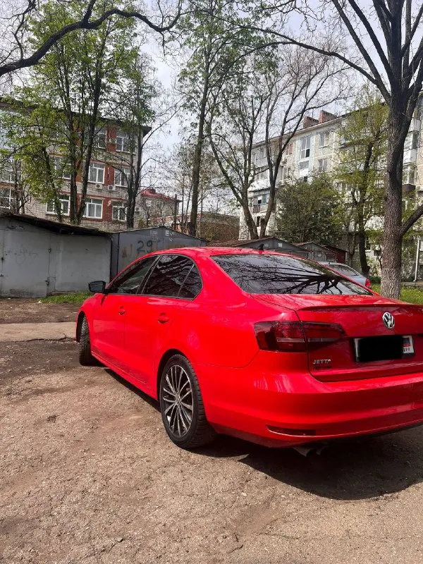 Продам volkswagen jetta рестайлинг 2016 г. в., двигатель 1.8 турбо 170 лс, автоматическая коробка передач aisin. пробег 180 тысяч оригинальный. авто после очень объёмного то, готов к любым проверкам. комплектация sport с комбинированными бежево-чёрными сиденьями, кожаным рулем, подогревом зеркал и заднего стекла, кнопка старт/стоп, фары led. очень насыщенный цвет, после полировки и керамики. красивые оригинальные диски. новая зимняя резина. авто уже на 180 учете.1330000 рублей. торг минимальный. +79493043638; +79495966461. телеграмм на обоих номерах. 📲 tg: v. 📞 звоните: +7(949)3043638 - фотография - 7
