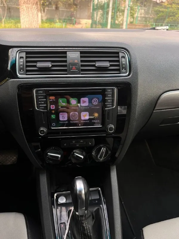 Продам volkswagen jetta рестайлинг 2016 г. в., двигатель 1.8 турбо 170 лс, автоматическая коробка передач aisin. пробег 180 тысяч оригинальный. авто после очень объёмного то, готов к любым проверкам. комплектация sport с комбинированными бежево-чёрными сиденьями, кожаным рулем, подогревом зеркал и заднего стекла, кнопка старт/стоп, фары led. очень насыщенный цвет, после полировки и керамики. красивые оригинальные диски. новая зимняя резина. авто уже на 180 учете.1330000 рублей. торг минимальный. +79493043638; +79495966461. телеграмм на обоих номерах. 📲 tg: v. 📞 звоните: +7(949)3043638 - фотография - 8