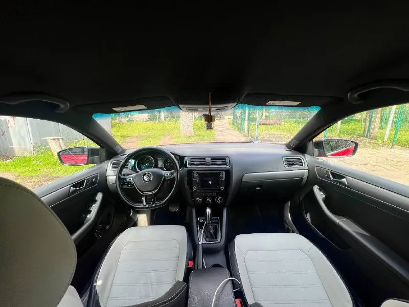 Продам volkswagen jetta рестайлинг 2016 г. в., двигатель 1.8 турбо 170 лс, автоматическая коробка передач aisin. пробег 180 тысяч оригинальный. авто после очень объёмного то, готов к любым проверкам. комплектация sport с комбинированными бежево-чёрными сиденьями, кожаным рулем, подогревом зеркал и заднего стекла, кнопка старт/стоп, фары led. очень насыщенный цвет, после полировки и керамики. красивые оригинальные диски. новая зимняя резина. авто уже на 180 учете.1330000 рублей. торг минимальный. +79493043638; +79495966461. телеграмм на обоих номерах. 📲 tg: v. 📞 звоните: +7(949)3043638 - фотография - 9