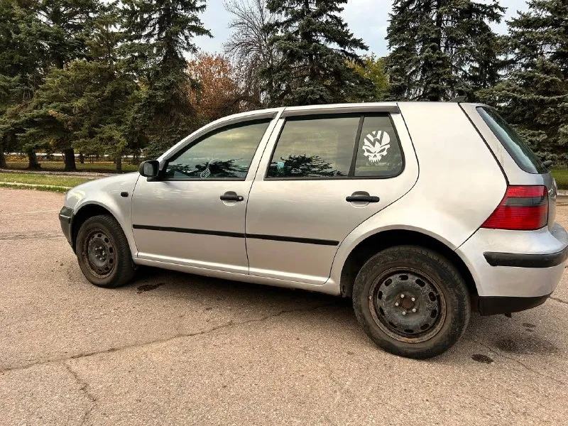 Продажа в днр продам volkswagen golf 4 год выпуска 2002,мотор 1.6 bcb, пробег: 171.000км. ✅2 хозяин по птс, любое переоформление без проблем!✅ ♻комплектация: усилитель руля, кондиционер, 4 стеклоподъемника, электрорегулировка зеркал, 4 подушки безопасности, abs, esp, 2 комплекта ключей. ♻кондиционер полностью новый (компрессор, блок управления, радиатор, осталось поменять 1 шлангу, она есть и заправить), новая рулевая рейка, сцепление (корзина + диск), заглушен egr (чек из-за него), ступицы на шпильках, новые задние тормозные суппорта, новые передние фары, новые опорные подшипники, новый аккумулятор. ✅осмотр г. горловка. цена: 460.000 руб + торг и много запчастей в подарок 🎁 подробности по телефону: +79495178819. 📞 звоните: +7(949)5178819 - фотография - 2