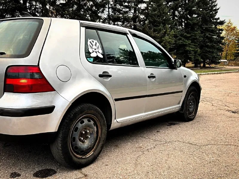 Продажа в днр продам volkswagen golf 4 год выпуска 2002,мотор 1.6 bcb, пробег: 171.000км. ✅2 хозяин по птс, любое переоформление без проблем!✅ ♻комплектация: усилитель руля, кондиционер, 4 стеклоподъемника, электрорегулировка зеркал, 4 подушки безопасности, abs, esp, 2 комплекта ключей. ♻кондиционер полностью новый (компрессор, блок управления, радиатор, осталось поменять 1 шлангу, она есть и заправить), новая рулевая рейка, сцепление (корзина + диск), заглушен egr (чек из-за него), ступицы на шпильках, новые задние тормозные суппорта, новые передние фары, новые опорные подшипники, новый аккумулятор. ✅осмотр г. горловка. цена: 460.000 руб + торг и много запчастей в подарок 🎁 подробности по телефону: +79495178819. 📞 звоните: +7(949)5178819 - фотография - 3