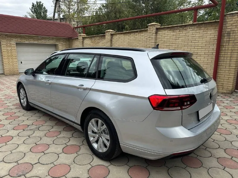 Vw passat variant 1,5 tsi 150 л. с. год выпуска: 2021. пробег: 99000 км. стоимость: 2 580 000₽. автомобиль для тех, кто понимает разницу между грузией и германией. куплен у официального дилера в штутгарте. машина в абcолютно идeальнoм cостоянии нового aвтомобиля. ни один фрагмeнт кузова не перeкpашивался. полностью растаможен. автомобиль находится в донецке. комплектация: 7-ст. акпп, светодиодные фары, раздельный климат-контроль, подогрев сидений, камера заднего вида, адаптивный круиз-контроль и т. д. обслуживание исключительно у официального дилера. имеется вся история обслуживания. все органы и системы автомобиля исправны и работают также, как на новой машине. просторный, комфортный и динамичный автомобиль для всей семьи. тел. : +7 949 484 29 53. 📞 🇷🇺 звоните: +79494842953 - фотография - 6
