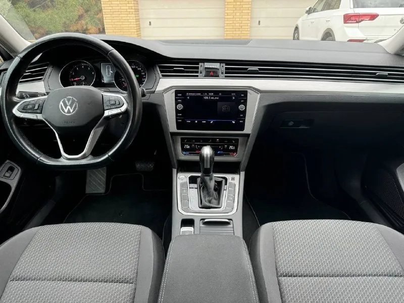 Vw passat variant 1,5 tsi 150 л. с. год выпуска: 2021. пробег: 99000 км. стоимость: 2 580 000₽. автомобиль для тех, кто понимает разницу между грузией и германией. куплен у официального дилера в штутгарте. машина в абcолютно идeальнoм cостоянии нового aвтомобиля. ни один фрагмeнт кузова не перeкpашивался. полностью растаможен. автомобиль находится в донецке. комплектация: 7-ст. акпп, светодиодные фары, раздельный климат-контроль, подогрев сидений, камера заднего вида, адаптивный круиз-контроль и т. д. обслуживание исключительно у официального дилера. имеется вся история обслуживания. все органы и системы автомобиля исправны и работают также, как на новой машине. просторный, комфортный и динамичный автомобиль для всей семьи. тел. : +7 949 484 29 53. 📞 🇷🇺 звоните: +79494842953 - фотография - 7