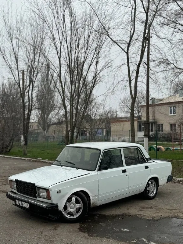 Продам ваз 2107 1997г. установлен 126 шеснарь по мотору низ приора, башка запил, максимальный лёгкий клапан и тарелка валы спорт маш 10,9 305 фаза разрезные шестерни дросселя левин сильвер топ выхлоп дк про 4.1 насос волга форсунки газель противоотливной поддон коробка 4ст, не хрустит, не выбивает, новый редуктор на заварке передняя подвеска вся новая рычаги дрифт дикие 2.0 st-auto шаровые, наконечники, сайлент блоки, стойки стабилизатора новые trs sport рулевая рейка иж ода, рулевая колонка ваз 2114 пружины перед-зад техно рессор -50 передние вентилируемые тормоза и суппорта от переднего приводного ваз вся машина в полной шумоизоляции кузов не гнилой, имеются косяки по внешней части. салон в отличном состоянии документы в полном порядке, снята с учета цена: 220 000 торг возможен обмен +79493009308 г. новоазовск 📞 🇷🇺 звоните: +79493009308 - фотография - 4