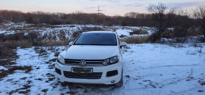 Продаётся volkswagen touareg 2012г. 3.0 tdi коробка aisin 8-ми ступенчатый автомат. 245л. с. пробег 255000 км. без пневмы. полный привод. официальная, покупалась в автосалоне г. донецк не бита, не крашена. в хорошем состоянии. второй собственник. авто находится в г. макеевка цена 2 250 000 руб. +79493167300 виталий 📞 🇷🇺 звоните: +79493167300 - фотография - 4