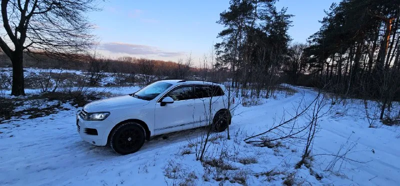 Продаётся volkswagen touareg 2012г. 3.0 tdi коробка aisin 8-ми ступенчатый автомат. 245л. с. пробег 255000 км. без пневмы. полный привод. официальная, покупалась в автосалоне г. донецк не бита, не крашена. в хорошем состоянии. второй собственник. авто находится в г. макеевка цена 2 250 000 руб. +79493167300 виталий 📞 🇷🇺 звоните: +79493167300 - фотография - 7