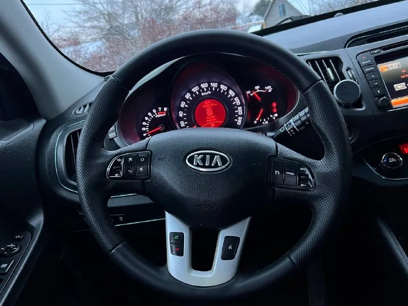 Продам kia sportage в родном окрасе
Год:2012
Цена:1.380.000₽
Привод полный
Пробег:163.000 км
Коробка автомат
Комплектация пред максимальная
Номер:+79495011956 или +79491003435 связь не всегда ловит на обоих номерах есть телеграмм и ватсап
Авто в хорошем технически и внешнем состоянии без каких либо вложений!коробка и мотор работают идеально! Все масла и фильтра поменяны! Ходовая вся обслужена!машина в пред максимальной комплектации:без ключевой доступ, кнопка старт стоп, климат контроль, кожаный салон, подогрев руля, подогрев всех 4х сидений, обогрев переднего и заднего стекла, парктроники, камера заднего вида, датчики света и дождя, ксенон, мульти руль, круиз контроль и многое другое! Новая 17 зимняя резина, авто действительно в идеальном состоянии!больше информации по телефону!
📞 🇷🇺 Звоните: +79495011956 - фотография - 9