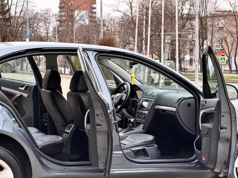 Skoda octavia год выпуска - 2012 двигатель - 1.8t автоматическая кпп ( asin ) пробег - 201.000км цена - 1.095.000₽ тел. - +79493902663 либо: - +7 (949) 679-98-14 автомобиль в идеальном состоянии, без каких либо вложений что по кузову, что по технической части. 2 хозяина с автосалона. родной пробег. очень бодрая связка двигателя 1.8 турбо с обычным гидротрансформатором asin ( не путать с проблемной dsg ) на самой жирной комплектации: подогревы всех сидений; большой сенсорный монитор; хорошая акустика; двухзонный климат-контроль; датчик света и дождя; круиз-контроль; парктроник; эл. складываемые зеркала с подогревом; 2 пары ключей; штатные диски r-16 с новой резиной; кожаный мультируль; антибукс; 4эл. стеклоподъемника с доводчиками; омыватель фар; полный бортовой компьютер; большой багажник и многое другое. кто ищет достойную октавию со связкой 1.8т - ат которая дарит кучу удовольствия от вождения - добро пожаловать. спасибо за внима 📞 🇷🇺 звоните: +79493902663 - фотография - 5