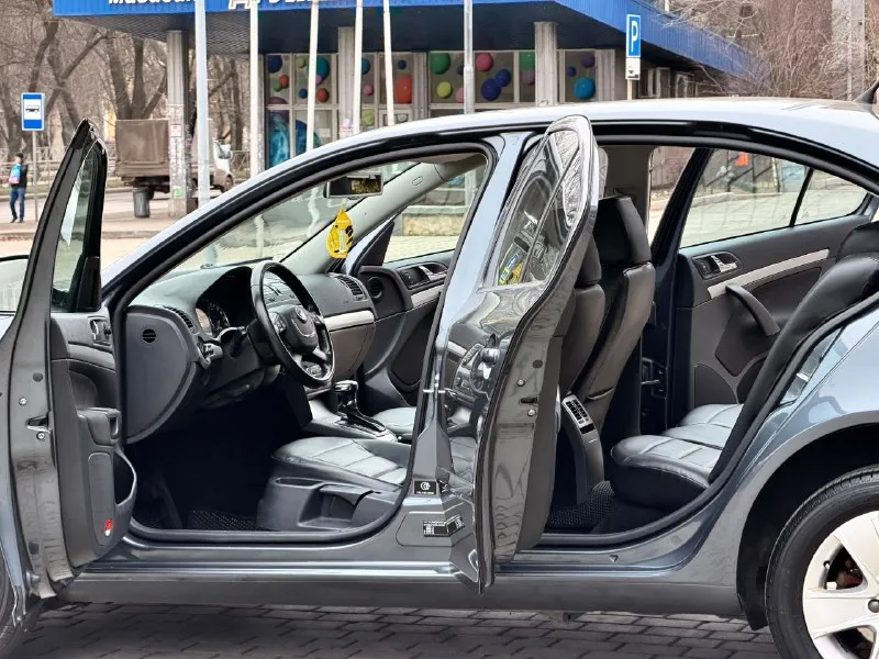 Skoda octavia год выпуска - 2012 двигатель - 1.8t автоматическая кпп ( asin ) пробег - 201.000км цена - 1.095.000₽ тел. - +79493902663 либо: - +7 (949) 679-98-14 автомобиль в идеальном состоянии, без каких либо вложений что по кузову, что по технической части. 2 хозяина с автосалона. родной пробег. очень бодрая связка двигателя 1.8 турбо с обычным гидротрансформатором asin ( не путать с проблемной dsg ) на самой жирной комплектации: подогревы всех сидений; большой сенсорный монитор; хорошая акустика; двухзонный климат-контроль; датчик света и дождя; круиз-контроль; парктроник; эл. складываемые зеркала с подогревом; 2 пары ключей; штатные диски r-16 с новой резиной; кожаный мультируль; антибукс; 4эл. стеклоподъемника с доводчиками; омыватель фар; полный бортовой компьютер; большой багажник и многое другое. кто ищет достойную октавию со связкой 1.8т - ат которая дарит кучу удовольствия от вождения - добро пожаловать. спасибо за внима 📞 🇷🇺 звоните: +79493902663 - фотография - 6