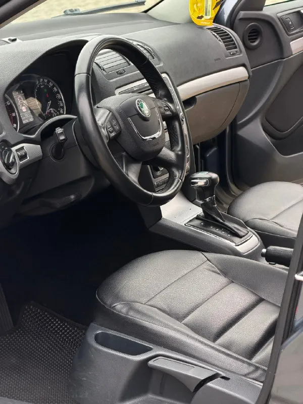 Skoda octavia год выпуска - 2012 двигатель - 1.8t автоматическая кпп ( asin ) пробег - 201.000км цена - 1.095.000₽ тел. - +79493902663 либо: - +7 (949) 679-98-14 автомобиль в идеальном состоянии, без каких либо вложений что по кузову, что по технической части. 2 хозяина с автосалона. родной пробег. очень бодрая связка двигателя 1.8 турбо с обычным гидротрансформатором asin ( не путать с проблемной dsg ) на самой жирной комплектации: подогревы всех сидений; большой сенсорный монитор; хорошая акустика; двухзонный климат-контроль; датчик света и дождя; круиз-контроль; парктроник; эл. складываемые зеркала с подогревом; 2 пары ключей; штатные диски r-16 с новой резиной; кожаный мультируль; антибукс; 4эл. стеклоподъемника с доводчиками; омыватель фар; полный бортовой компьютер; большой багажник и многое другое. кто ищет достойную октавию со связкой 1.8т - ат которая дарит кучу удовольствия от вождения - добро пожаловать. спасибо за внима 📞 🇷🇺 звоните: +79493902663 - фотография - 7