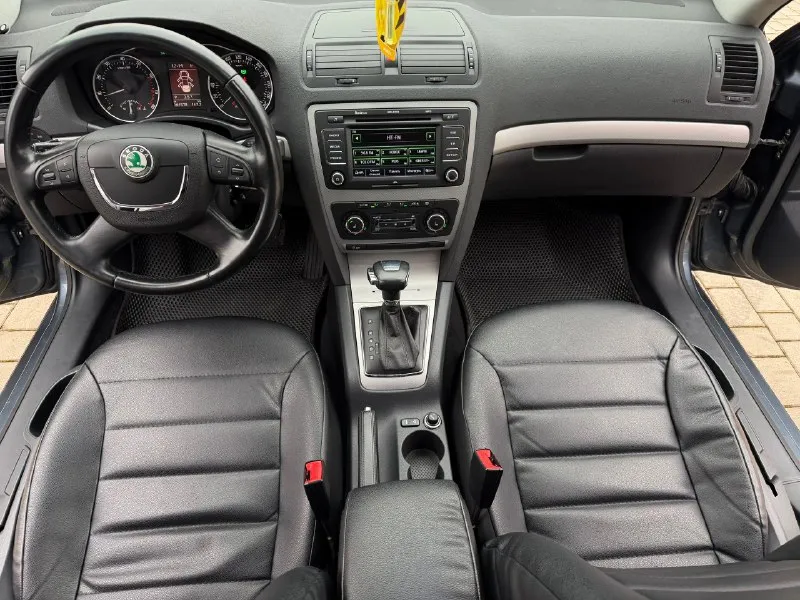 Skoda octavia год выпуска - 2012 двигатель - 1.8t автоматическая кпп ( asin ) пробег - 201.000км цена - 1.095.000₽ тел. - +79493902663 либо: - +7 (949) 679-98-14 автомобиль в идеальном состоянии, без каких либо вложений что по кузову, что по технической части. 2 хозяина с автосалона. родной пробег. очень бодрая связка двигателя 1.8 турбо с обычным гидротрансформатором asin ( не путать с проблемной dsg ) на самой жирной комплектации: подогревы всех сидений; большой сенсорный монитор; хорошая акустика; двухзонный климат-контроль; датчик света и дождя; круиз-контроль; парктроник; эл. складываемые зеркала с подогревом; 2 пары ключей; штатные диски r-16 с новой резиной; кожаный мультируль; антибукс; 4эл. стеклоподъемника с доводчиками; омыватель фар; полный бортовой компьютер; большой багажник и многое другое. кто ищет достойную октавию со связкой 1.8т - ат которая дарит кучу удовольствия от вождения - добро пожаловать. спасибо за внима 📞 🇷🇺 звоните: +79493902663 - фотография - 9