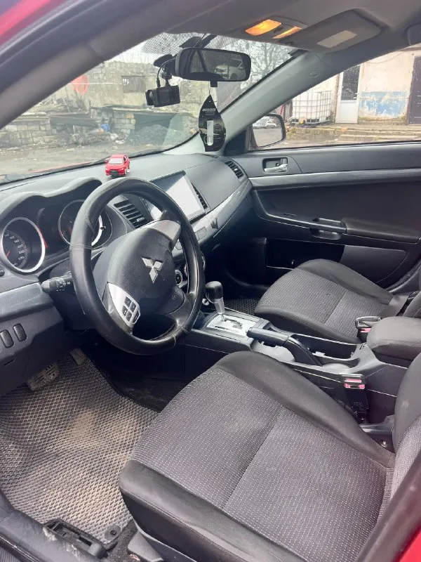 Продам митсубиси лансер x 2008г двигатель 1.8 пробег 233тыс 2 хозяина коробка:акпп двигатель не дымит, масло не ест. акпп не пинает, не буксует, переключает мягко и плавно! ходовая обслужена! новое акб, новые стойки стабилизатора в круг, новые блины передние и колодки передние, новые резинки стабилизатора, новый стартер, новый гидроусилитель руля, новый левый рычаг в сборе, новые стойки передние, новое масло в двигателе и фильтра! по электрике все работает, кондиционер заправлен! комплектация: датчик дождя/света, подогревы передних сидений, климат контроль, сенсорная мультимедиа с камерой заднего вида, сигнализация с автозапуском и обратной связью, эл. подогрев и регулировка зеркал. документы кристально чистые, без запретов, без штрафов, переоформление без проблем цена 680т. р. небольшой торг у капота. г. торез +79493745821 +7 (949) 126-74-52 📞 🇷🇺 звоните: +7(937)4582179 - фотография - 6