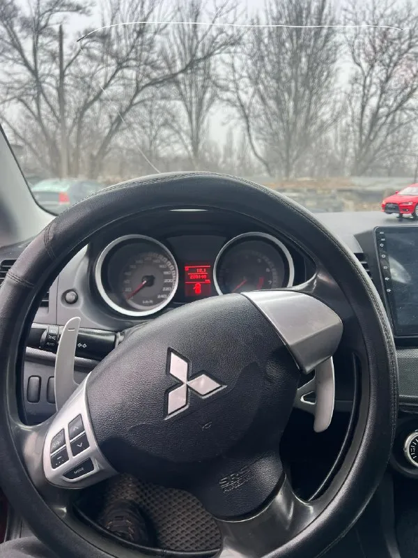 Продам митсубиси лансер x 2008г двигатель 1.8 пробег 233тыс 2 хозяина коробка:акпп двигатель не дымит, масло не ест. акпп не пинает, не буксует, переключает мягко и плавно! ходовая обслужена! новое акб, новые стойки стабилизатора в круг, новые блины передние и колодки передние, новые резинки стабилизатора, новый стартер, новый гидроусилитель руля, новый левый рычаг в сборе, новые стойки передние, новое масло в двигателе и фильтра! по электрике все работает, кондиционер заправлен! комплектация: датчик дождя/света, подогревы передних сидений, климат контроль, сенсорная мультимедиа с камерой заднего вида, сигнализация с автозапуском и обратной связью, эл. подогрев и регулировка зеркал. документы кристально чистые, без запретов, без штрафов, переоформление без проблем цена 680т. р. небольшой торг у капота. г. торез +79493745821 +7 (949) 126-74-52 📞 🇷🇺 звоните: +7(937)4582179 - фотография - 7