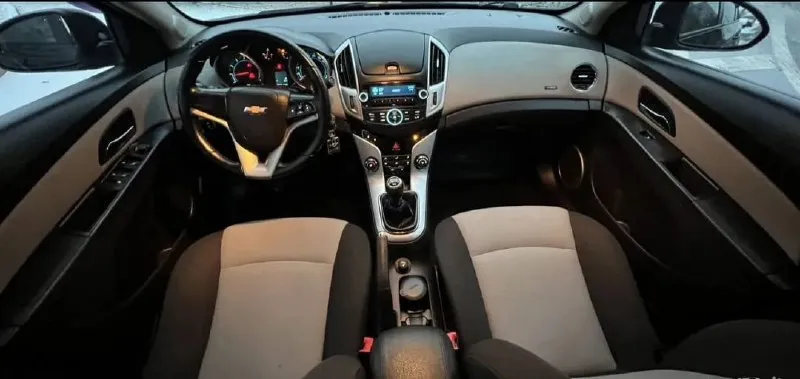 Chevrolet cruze, 1.6 (109 л. с.), мкпп 2013 г. в., пробег- 227.000 км. , 1 хозяин. кузов ровный, без царапин, без вмятин, в родном окрасе! расход - 6-7 л. /100 км. техника в отличном состоянии! салон как новый, был в чехлах! центральный замок, сигнализация, усилитель руля, 4 эл. стеклоподъёмника, эл. зеркала с подогревом, подогрев сидений. кожаный мультируль, штатная магнитола, aux. бортовой компьютер, airbag, abs. легкосплавные диски r16, 2 комплекта ключей. авто без вложений, работает всё! юридически чистый! цена: 780.000 руб. тел: +79496462713 📞 🇷🇺 звоните: +79496462713 - фотография - 7